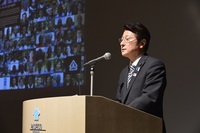 シンポジウムで開会の辞を述べる松山外務副大臣 （C）UNDP Tokyo