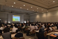 熱心に聞き入る聴衆者。300人以上が参加し、満席となりました。（C）UNDP Tokyo　