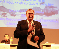 サイドイベントの司会進行をするディクタスUNV事務局長（C）UNV